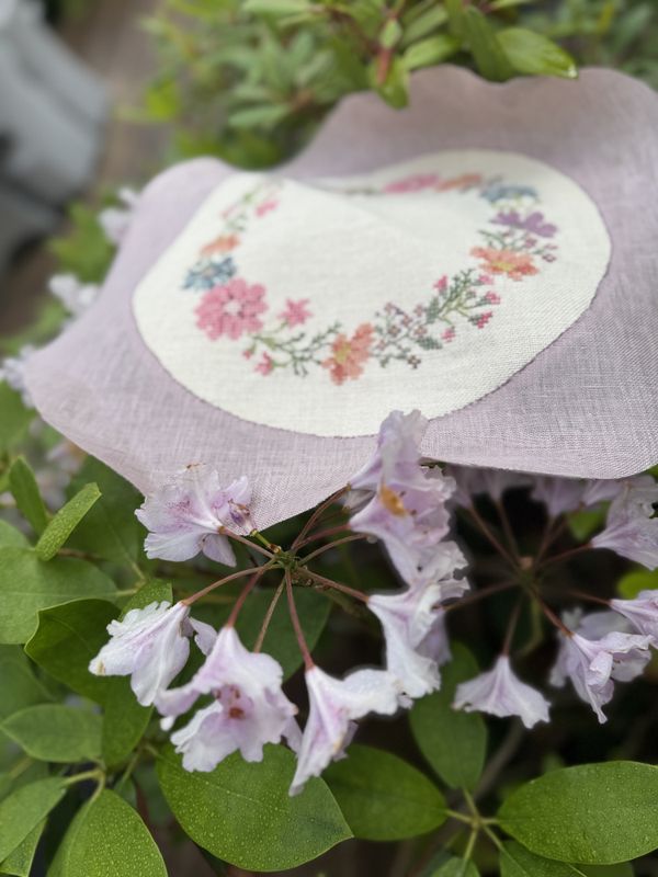 Rund brodert sommerbrikke