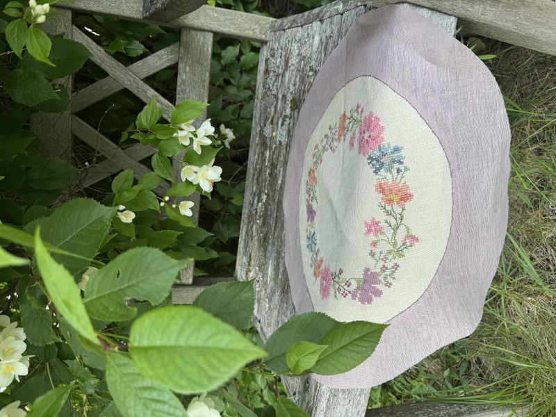 Rund brodert sommerbrikke